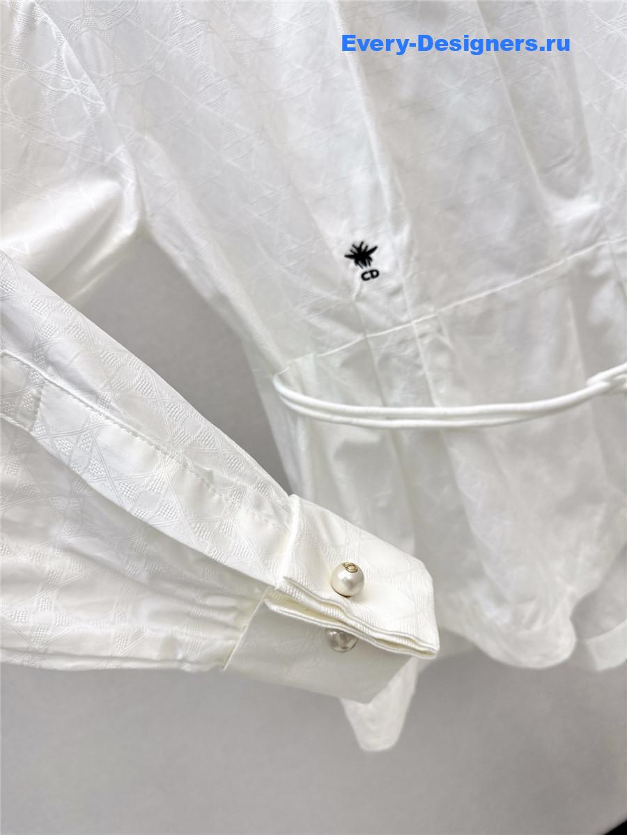 D10r cd white waist shirt