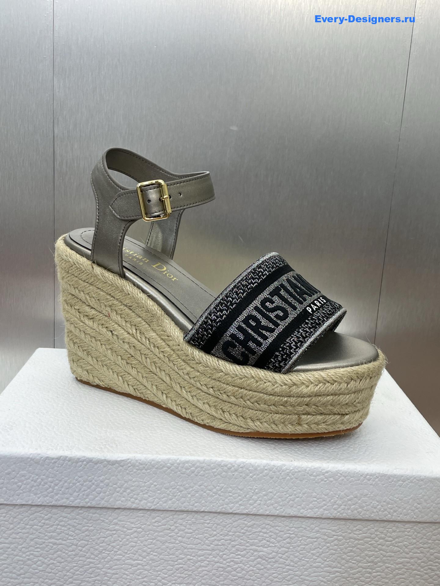 D10r dway embroidered wedge sandals