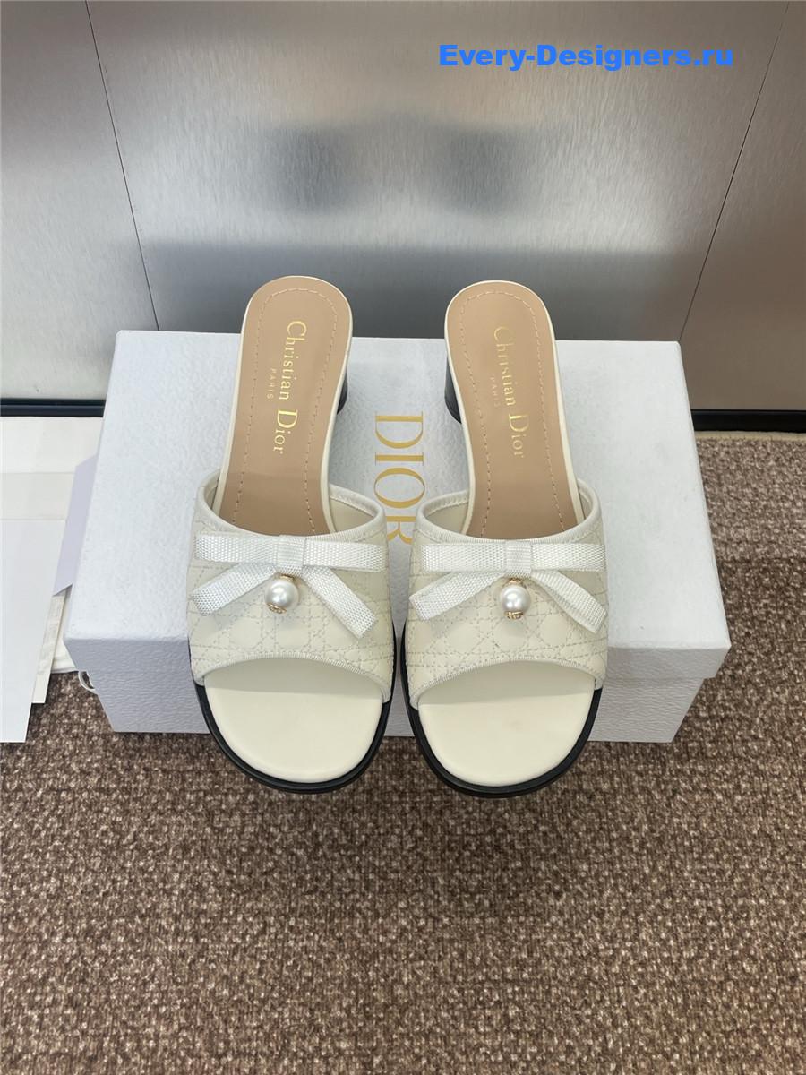 D10r 30 montaigne white calfskin slides