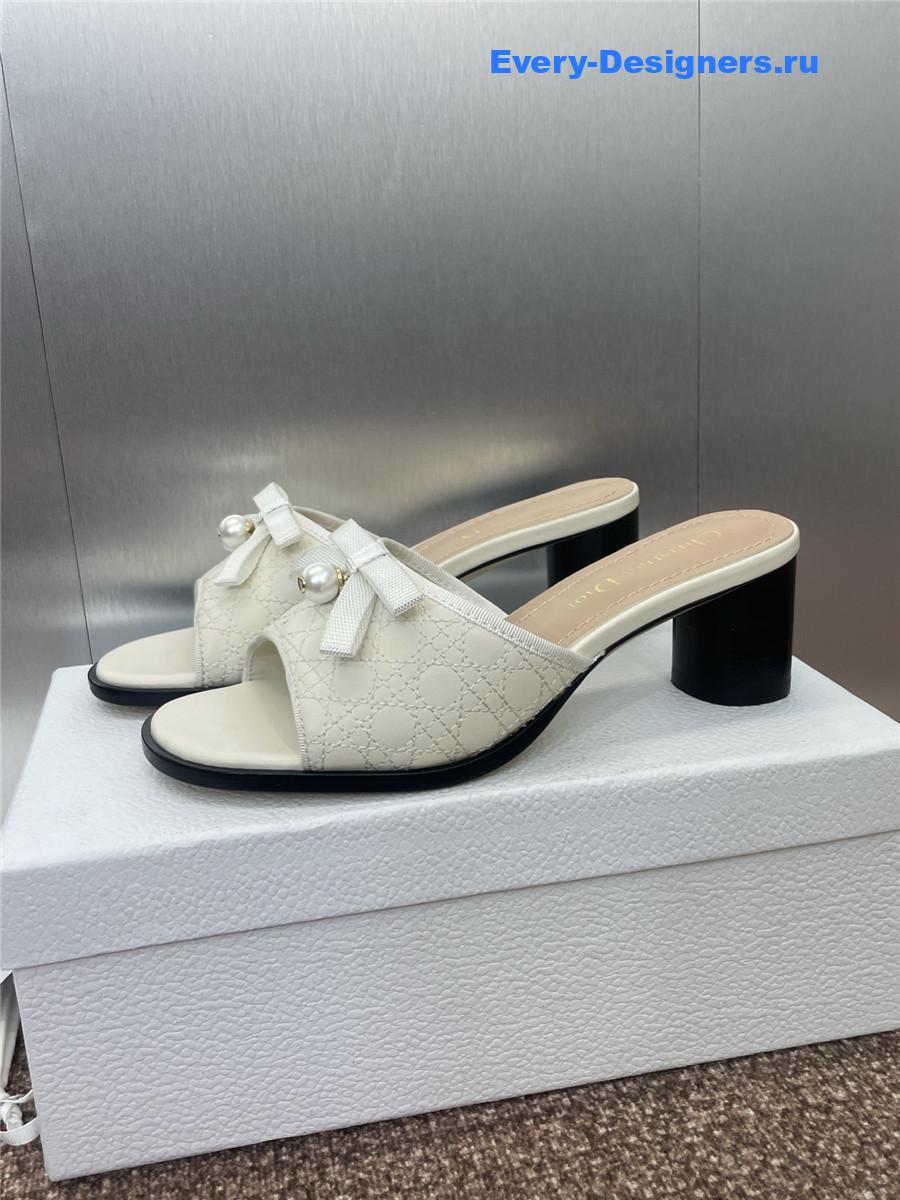 D10r 30 montaigne white calfskin slides
