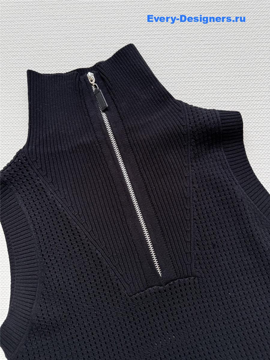 D10r black turtleneck zip vest