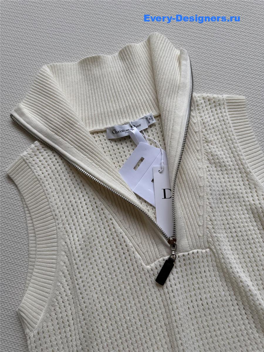 D10r white turtleneck zip vest