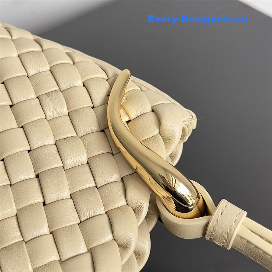 b0tt*ga Ven*ta beige pipe bag
