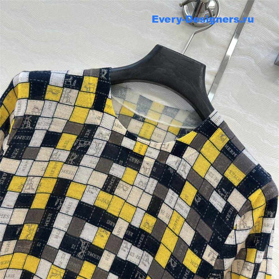 H**me5 mosaic print top