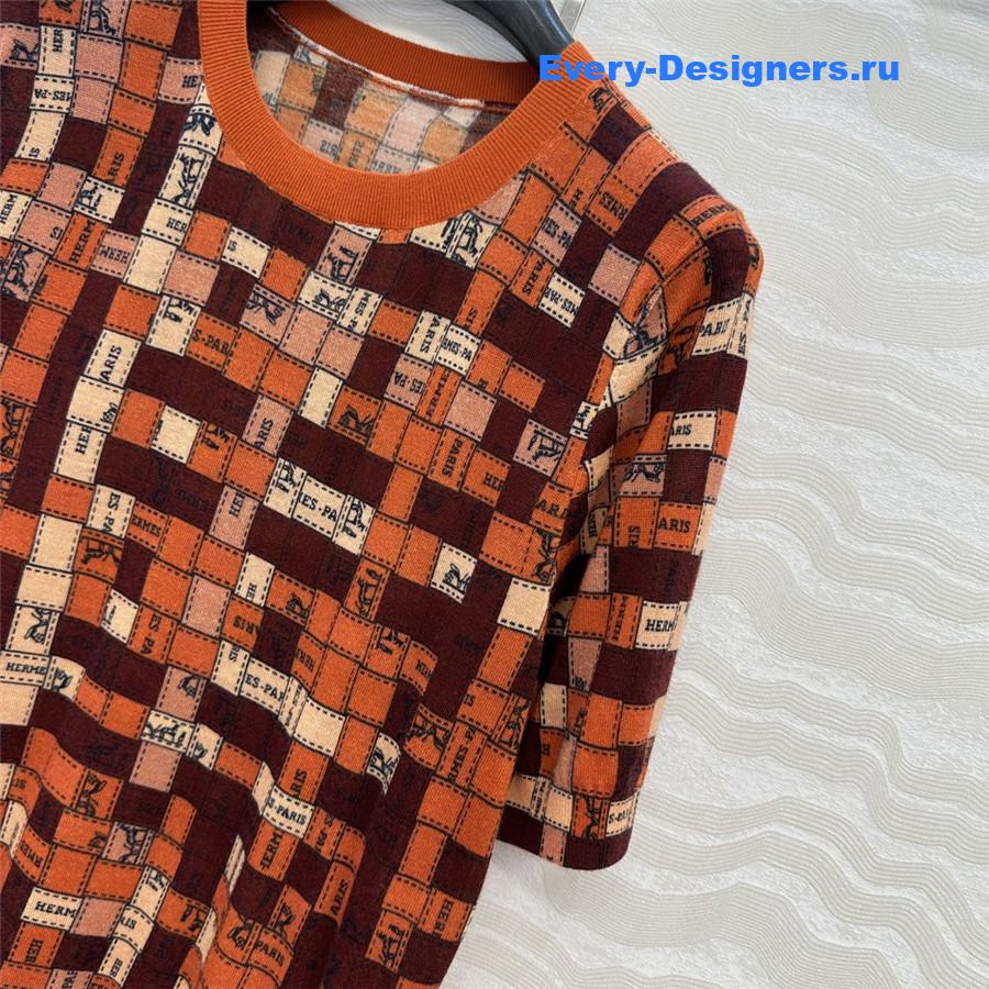 H**me5 red mosaic print top