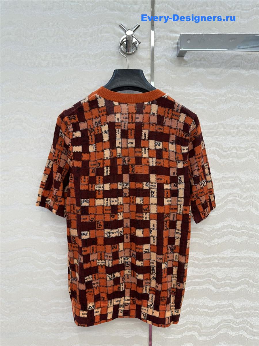H**me5 red mosaic print top
