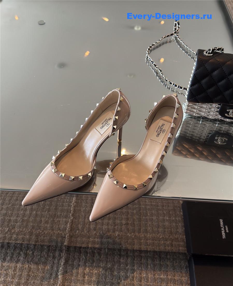 Va1e*ntin0 garavani rockstud pumps in beige patent leather