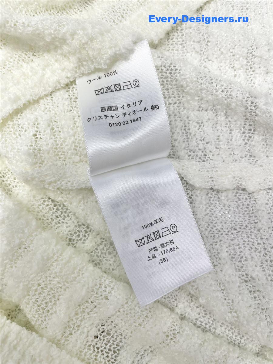 D10r loose white long-sleeved knit top
