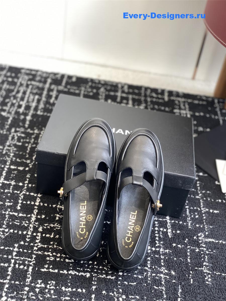 Ch**el black calfskin moccasins