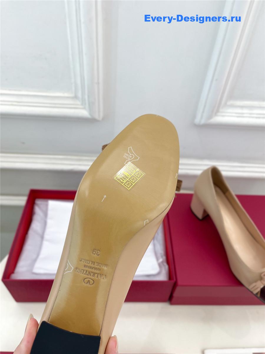 Va1e*ntin0 garavani beige mid-heel pumps