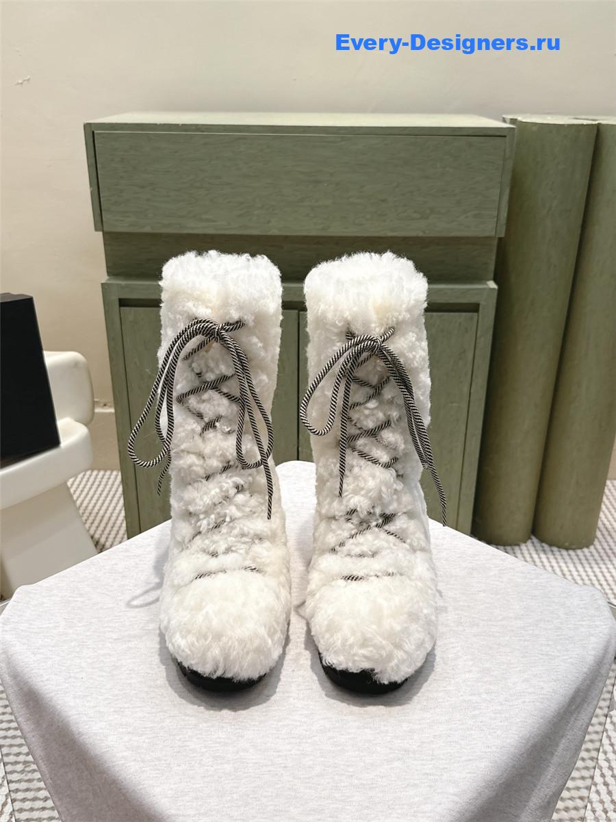 Ch**el lambswool white snow boots