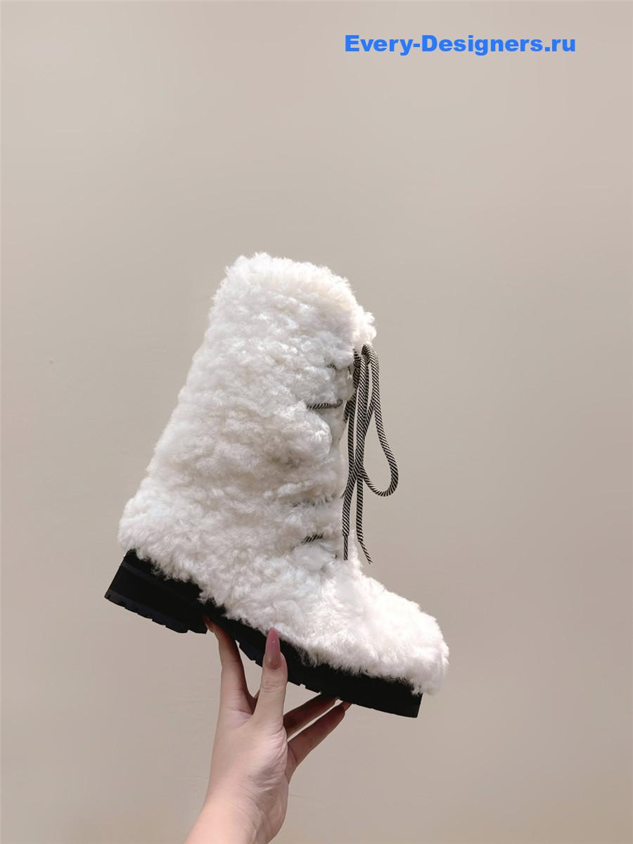 Ch**el lambswool white snow boots