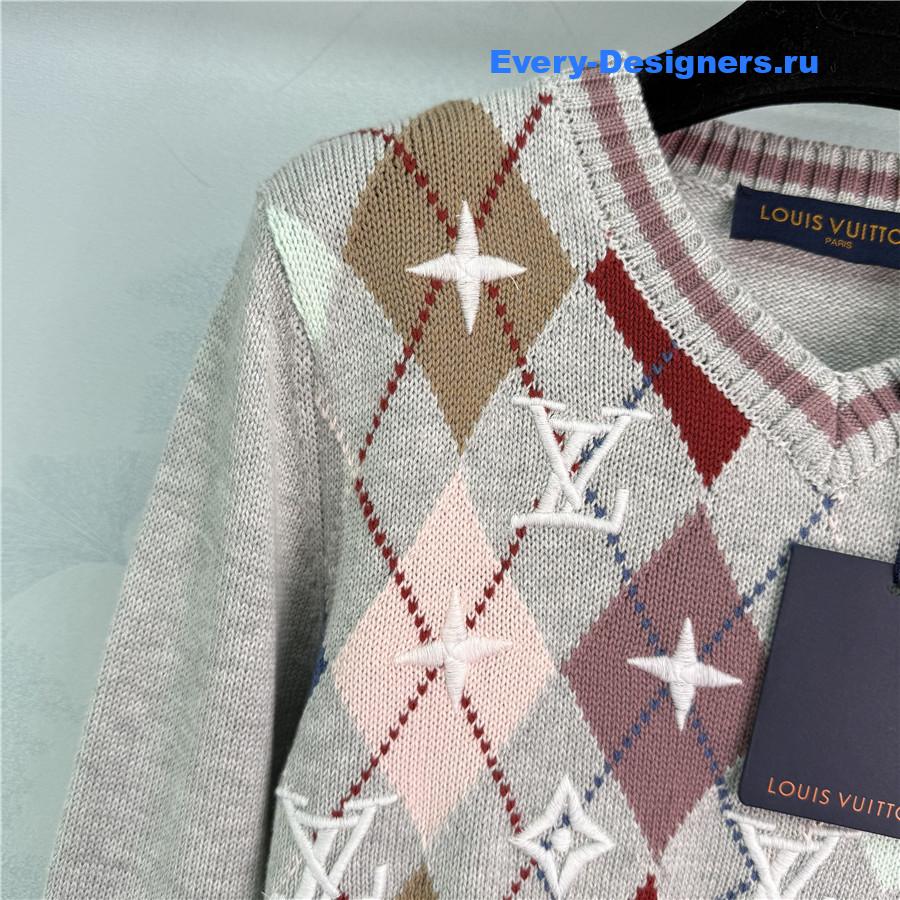 l0vis Vvtt0n embroidered knitted v-neck sweater
