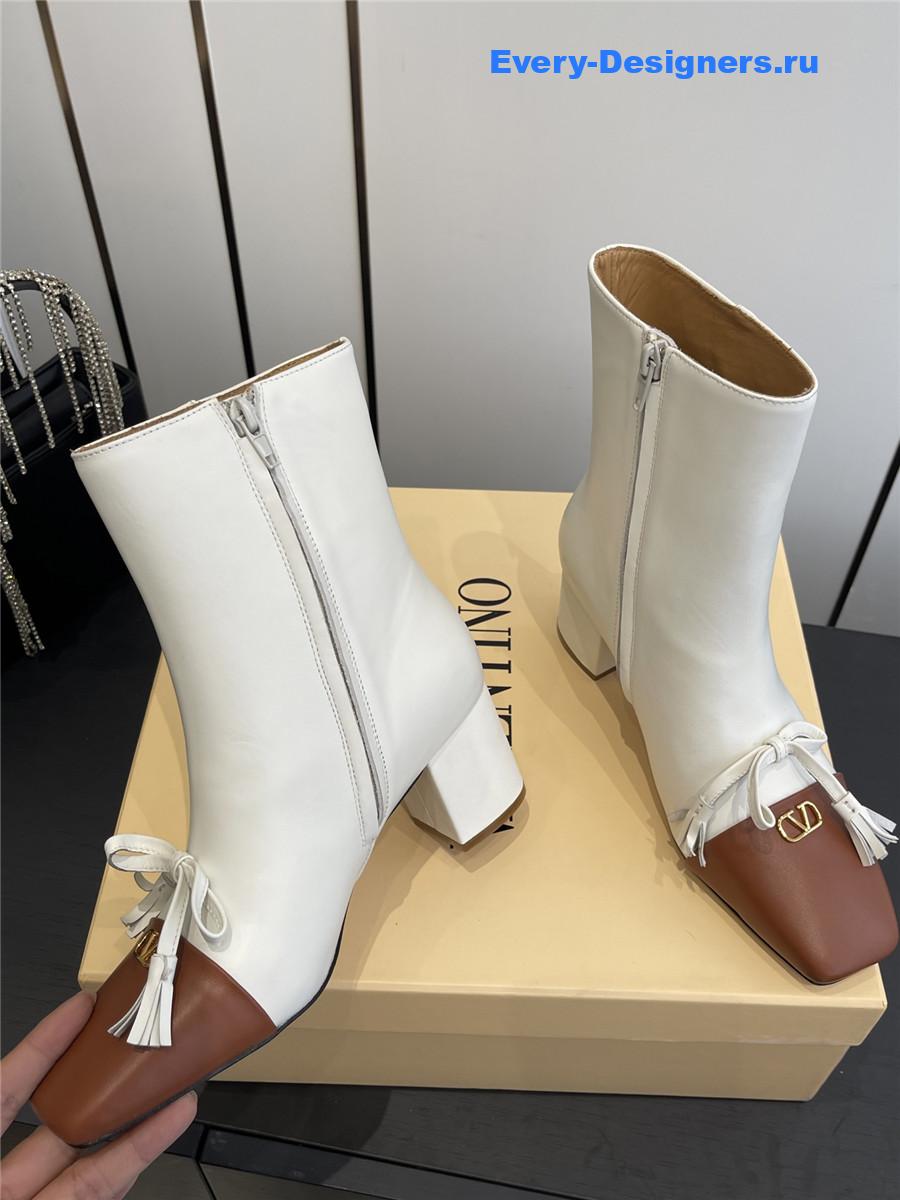 Va1e*ntin0 garavani beige valet du roi boot